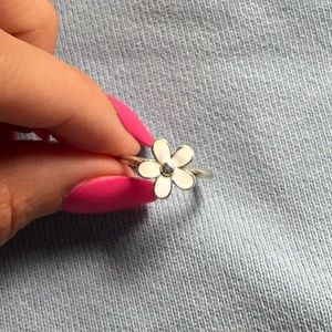 Pandora flower ring